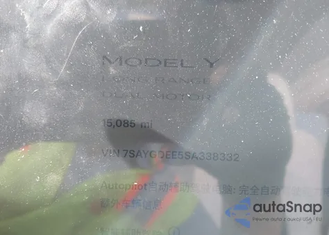 2025 Tesla Model Y Long Range Dual Motor All-Wheel Drive z USA, uszkodzony, nr VIN 7SAYGDEE5SA338332